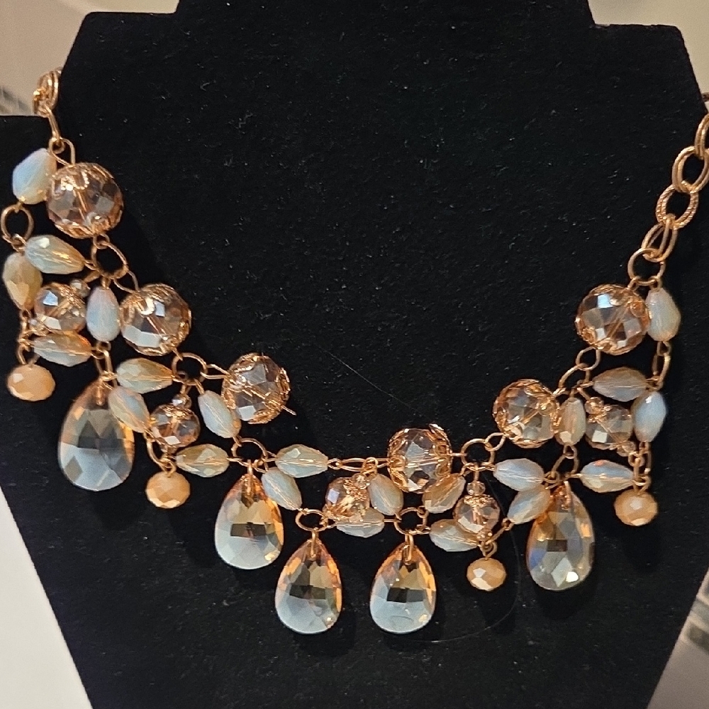 Elegant Gold Tone and Crystal Chainlink Necklace Measures 22 Inches Metal